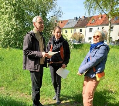 Bezirksstadträtin Saskia Ellenbeck (mittig) ließ sich von Corinna Lippert und Peter Pulm verschiedene Grünflächen im Quartier zeigen. (Bild: Kadriye Karci)
