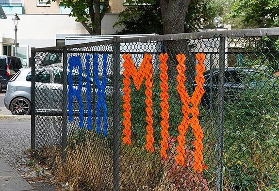 Die „Rix Mix“-Flechtung am Zaun soll auch die Vielfalt der Nachbarschaft symbolisieren. (Bild: AG.URBAN)