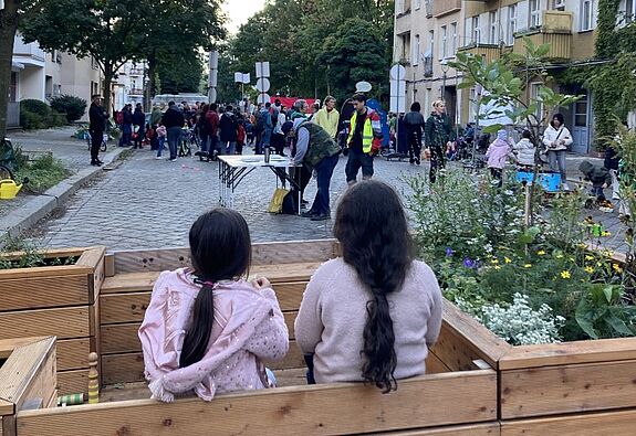 Zwei Kinder beobachten das muntere Treiben während einer Kiezveranstaltung im Soldiner Kiez. (Bild: QM Soldiner Straße)