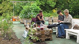Katharina Schütze (links) und Sandra Zangerl (Mitte) legten zusammen mit Mitgärtnerin Doro Blendin (rechts) auf dem JuPoint-Gelände Hochbeete an. (Bild: Julia Schonlau)