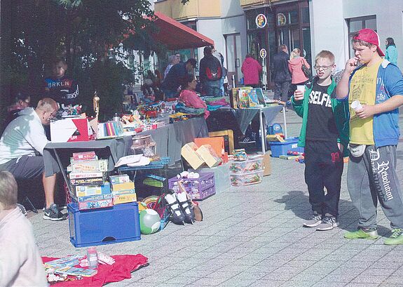 Der Boulevard Kastanienallee wurde zur nachmittäglichen zur Trödelmeile. Bild: M. Knapik-Blechschmidt