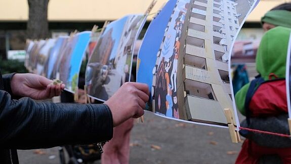 Anwohnende beteiligen sich auf dem Kastanienplatz an der Bilderauswahl für den Kiezkalender 2024. (Bild: QM Wassertorplatz)
