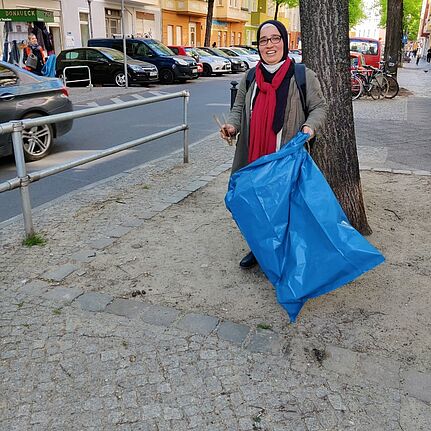 Mit Greifzange und Müllbeutel ging es dem Unrat an den Kragen. (Bild: Birgit Leiß)