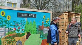 Mit Kaffee, Tee und Knabbereien konnten sich die Gartenfreundinnen und -freunde während des Gärtnerns stärken. (Bild: H. Heiland)