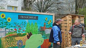 Mit Kaffee, Tee und Knabbereien konnten sich die Gartenfreundinnen und -freunde während des Gärtnerns stärken. (Bild: H. Heiland)