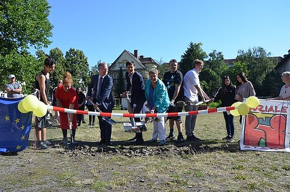 Im Juli 2018 erfolgte der erste Spatenstich zur Schulhof Neugestaltung. Foto: Quartiersmanagement High-Deck-Siedlung/ Sonnenallee Süd/ W+P GmbH