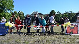 Im Juli 2018 erfolgte der erste Spatenstich zur Schulhof Neugestaltung. Foto: Quartiersmanagement High-Deck-Siedlung/ Sonnenallee Süd/ W+P GmbH