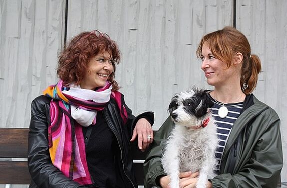 Birgit Bogner (links) und Melanie Stiewe mit ihrem Hund Leni. (Bild: Gerald Backhaus)