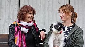 Birgit Bogner (links) und Melanie Stiewe mit ihrem Hund Leni. (Bild: Gerald Backhaus)