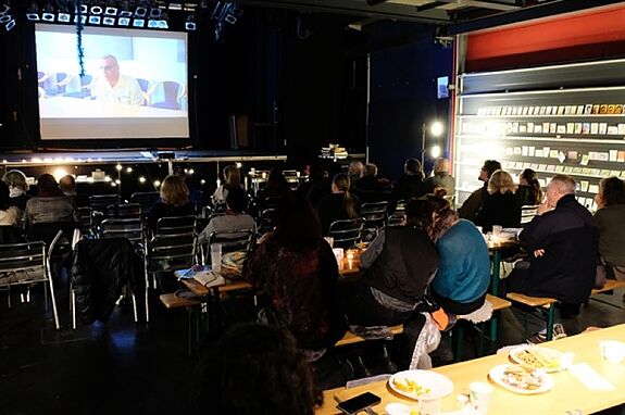 Die Anwesenden im Publikum verfolgten gespannt die Filmbeiträge und zu ihrer großen Freude erkannten sich einige im Film auf der Leinwand wieder. (Bild: QM Hellersdorfer Promenade)
