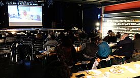 Die Anwesenden im Publikum verfolgten gespannt die Filmbeiträge und zu ihrer großen Freude erkannten sich einige im Film auf der Leinwand wieder. (Bild: QM Hellersdorfer Promenade)