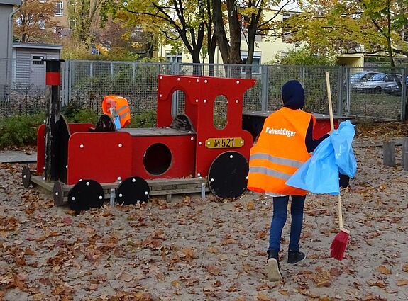 Kiezputzaktion auf dem Lokspielplatz im Brunnenviertel. Bild: Nina Brauneis / Andrei Schnell