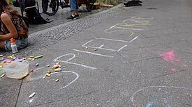 Mit bunter Kreide wurde die Rostocker Straße zur Spielstraße erklärt. (Bild: QM Beusselstraße)