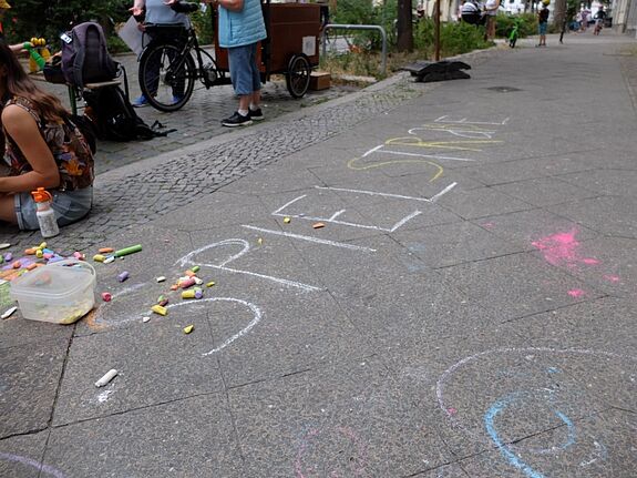 Mit bunter Kreide wurde die Rostocker Straße zur Spielstraße erklärt. (Bild: QM Beusselstraße)