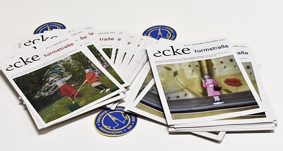 Die Zeitung „Ecke Turmstraße“ hat sich seit 2011 als feste Größe im Kiez etabliert. Sie ist nur eine der zahlreichen Informationsmedien im Quartier. (Bild: Kerstin Heinze)