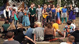 Der Auftritt vom "Heart Chor" an der neuen Bühne hinter dem Amtsgericht. Foto: georg+georg, QM Badstraße