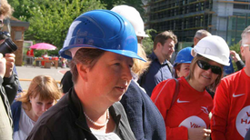 Katrin Lompscher besucht die Baustelle des Viki-Hauses. Bild: QM Brunnenviertel-Ackerstraße.