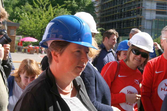 Katrin Lompscher besucht die Baustelle des Viki-Hauses. Bild: QM Brunnenviertel-Ackerstraße.