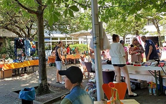 Der Marktplatz rund um die Nahariyastraße erstrahlt in bunter Vielfalt. (Bild: QM Nahariyastraße)