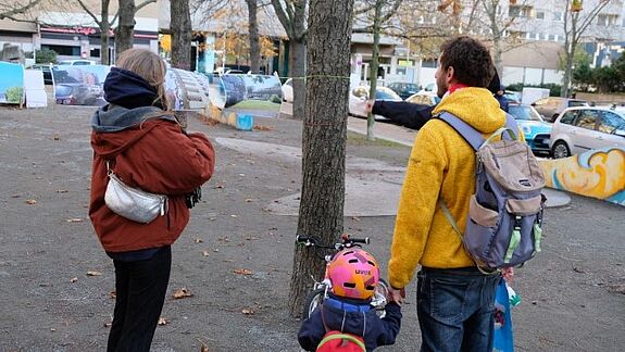Motive aus dem Quartier hängen entlang der Leinen zwischen den Kastanienbäumen und spiegeln die Vielfalt des Kiezes wider. (Bild: QM Wassertorplatz)
