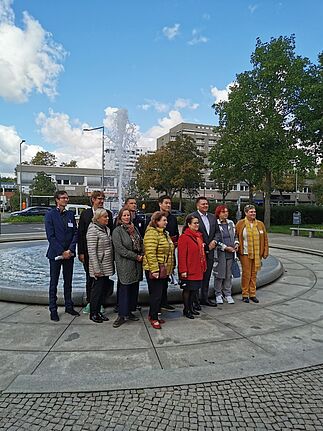 Zu dem Rundgang lud das QM-Team auch Vertreterinnen und Vertreter aus Politik und Verwaltung ein. (Bild: Liane Fiebig, QM Gropiusstadt-Nord)