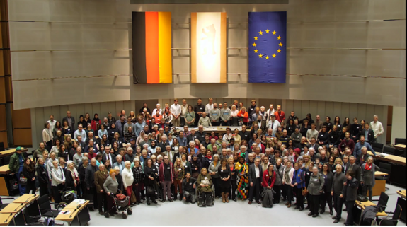 Alle Teilnehmerinnen und Teilnehmer im Abgeordnetenhaus. Foto: Standbild aus dem Video zum Quartiersrätekongress