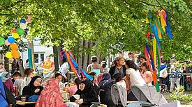 Nettes Beisammensein auf dem Nachbarschaftsfest. Bild: QM Falkenhagener Feld West