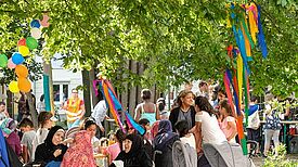 Nettes Beisammensein auf dem Nachbarschaftsfest. Bild: QM Falkenhagener Feld West