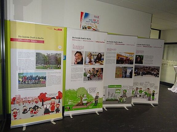 Ausstellungstafeln der „Sozialen Stadt in Berlin“. Bild: H. Heiland / QM Weiße Siedlung