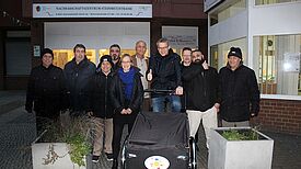 Jörn Oltmann auf dem neuen Lastenfahrrad. Foto: Nachbarschaftszentrum Steinmetzstraße / GB