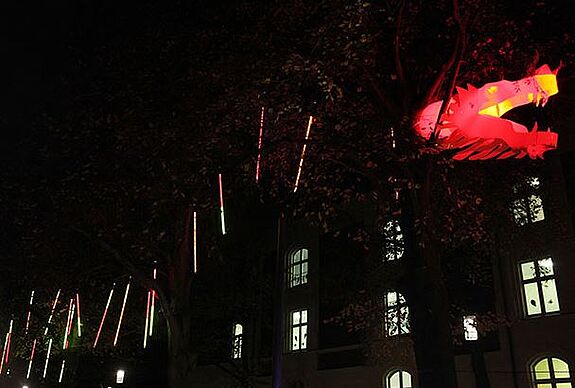 Ein Drache leuchtet bunt am Letteplatz. Bild: QM Letteplatz