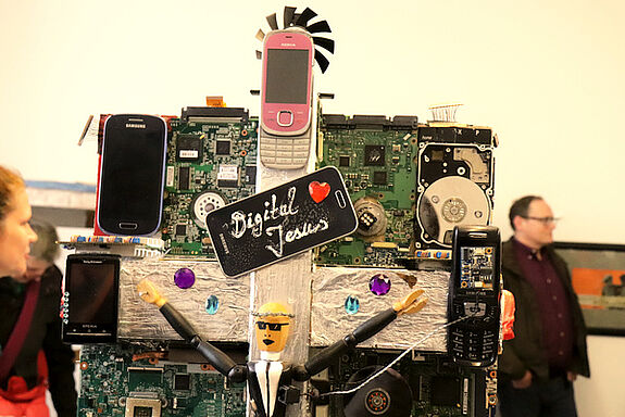Skulptur „Digital Jesus" von Ron Gerlach und Oliver Breitengraser. Foto: Andrei Schnell