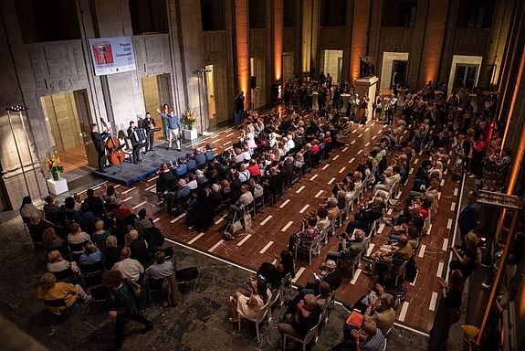 Feierlicher Empfang im Alten Stadthaus: Die Mitglieder der Quartiersräte und Aktionsfondsjurys aus ganz Berlin versammelten sich am 4. September 2023. (Bild: SenStadt, Maren Schütze)