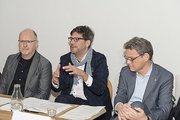 Moderator Jörn Brunotte, Justizsenator Dr. Dirk Behrendt und Bezirksstadtrat Jörn Oltmann (v.l.n.r.). Bild: Gerhard Haug / GB