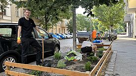 Freiwillige legen ein neues Baumbeet in der Prinz-Eugen-Straße an, um das Stadtklima zu verbessern. (Bild: AG.Urban)