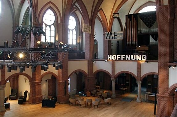 Das Innere der Refo-Gemeinde zeigt sich mit neuem Boden, der mit Mitteln aus dem Baufonds finanziert wurde . (Bild: Kerstin Heinze/GB)