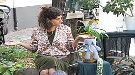 Anne Walz führte die Kinder durch die fantasievolle Welt von „Didgefant“ im Kiezgarten. (Bild: Schuster)