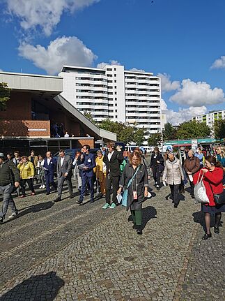 Die Besuchenden lernten auf dem Rundgang die Projekte und Initiativen kennen, die im Quartier aktiv sind. (Bild: Liane Fiebig, QM Gropiusstadt-Nord)