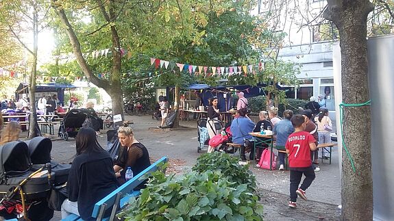 Bunt geschmückt und gut besucht: das Familienfest vom Familienzentrum Nahariyastraße. (Bild: QM Nahariyastraße)