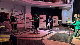 Mit Projektplakaten stellten die Projektteams und Träger ihre Projekte vor. Bild: QM Pankstraße