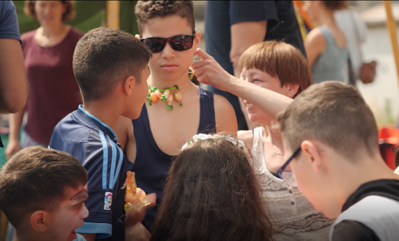 Bei Nachbarschaftsfesten kommen Jung und Alt zusammen. Bild: Standbild aus dem Videofilm