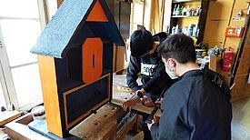 Für die bislang entstandenen Insektenhotels gibt es bereits Abnehmer direkt aus dem Kiez. Mit einer Anfrage von der AG Grün vom GEWOBAG Mieterbeirat steht schon der Auftrag für ein drittes Insektenhotel in den Startlöchern. Bild: Julian Krischan