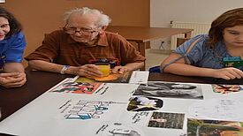 Der Generationendialog wird durch das Projekt „Brückenbauer“ gefördert. Seniorinnen und Senioren treffen auf Jugendliche, dadurch wird der Generationendialog gefördert und Vorurteile können abgebaut werden.  Bild: QM Soldiner Straße