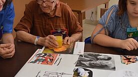 Der Generationendialog wird durch das Projekt „Brückenbauer“ gefördert. Seniorinnen und Senioren treffen auf Jugendliche, dadurch wird der Generationendialog gefördert und Vorurteile können abgebaut werden.  Bild: QM Soldiner Straße