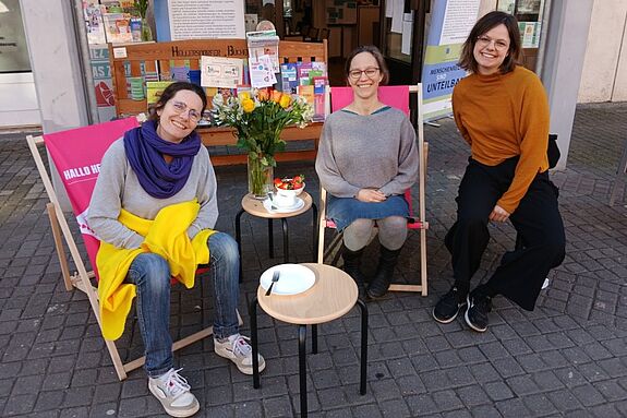 Die Quartiersmanagerinnen Henriette Mögel, Katharina Zöller und Lara Roeske (von links nach rechts) sitzen vor dem Stadtteilbüro.