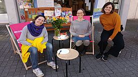 Die Quartiersmanagerinnen Henriette Mögel, Katharina Zöller und Lara Roeske (von links nach rechts) sitzen vor dem Stadtteilbüro.