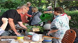 Gemeinsam bepflanzen: Im neu aufgebauten Sinnes- und Tastgarten auf der Terrasse des Nachbarschaftstreff „mittendrin“ gibt es jetzt viele verschiedene Kräuter. (Bild: QM Sonnenallee / High-Deck-Siedlung / W+P GmbH)