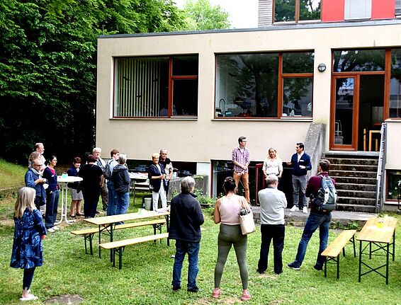 Alle vereint: das QM-Team, der Quartiersrat, die Aktionsfondsjury und die Kirchengemeinde. (Bild: QM Gropiusstadt Nord)