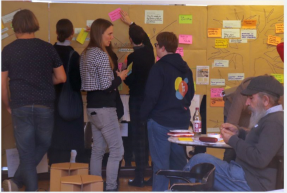 Besucher in der Ideenwerkstatt. Foto: Andrei Schnell und Frank Allan / QM Soldiner Straße