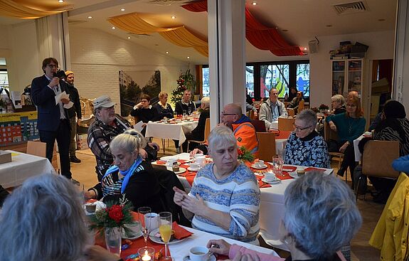 Bezirksstadtrat Jochen Biedermann bedankt sich bei den Ehrenamtlichen: „Ohne sie und ihre ehrenamtliche Arbeit würde ganz viel im Quartier fehlen!“ (Bild: QM High-Deck-Siedlung / Sonnenallee Süd, Weeber+Partner)